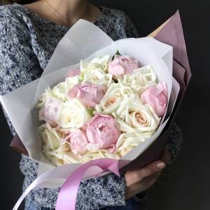 Нежный букет розовые пионы и розы в упаковке R87