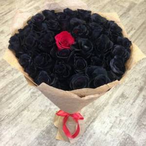 Букет 31 черная роза в крафте R821